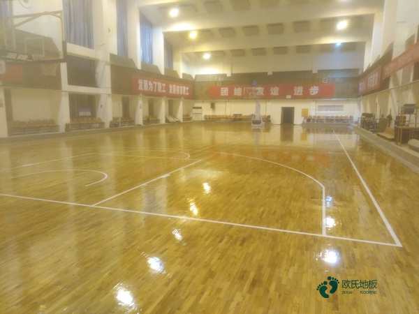 運(yùn)動(dòng)木地板表面起包的原因