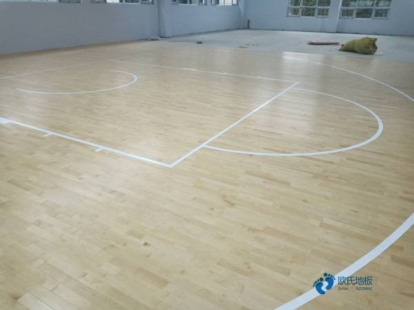 運(yùn)動(dòng)木地板表面起包的原因