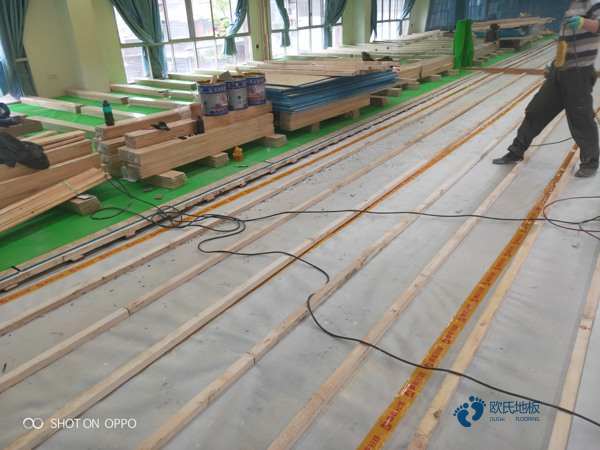 運動木地板踩上去為什么會空響