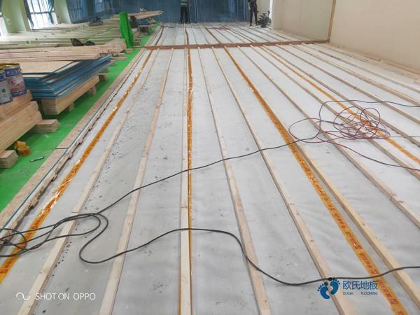 運動木地板踩上去為什么會空響