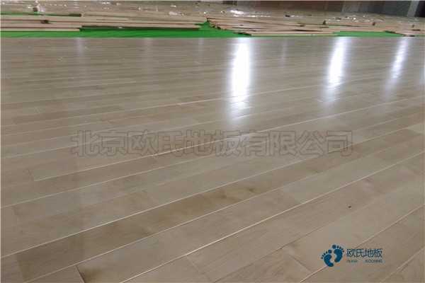 運(yùn)動(dòng)球場(chǎng)木地板施工合同1