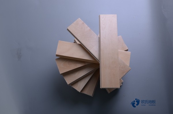 實木運(yùn)動木地板防滑1