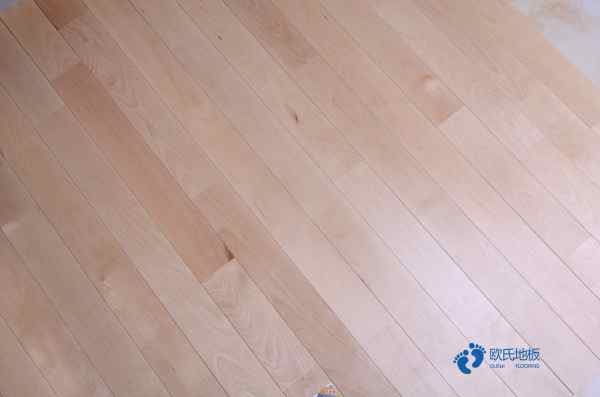 實木運(yùn)動木地板防滑3